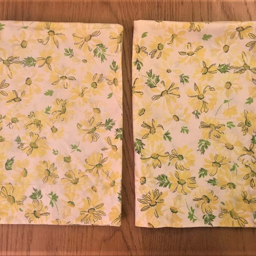 Vintage Daisy Print Pillow Case Set (2 cases)